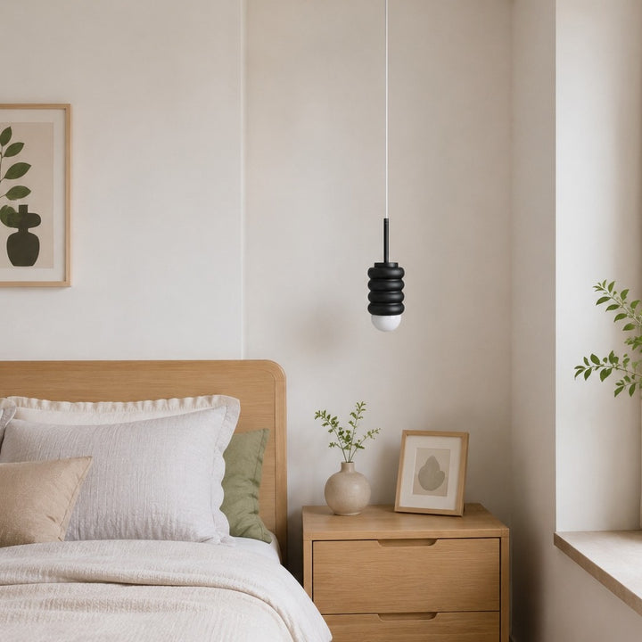 Eisen-Pendelleuchte mit geripptem Schirm – Cremefarbene Leuchte fürs Schlafzimmer