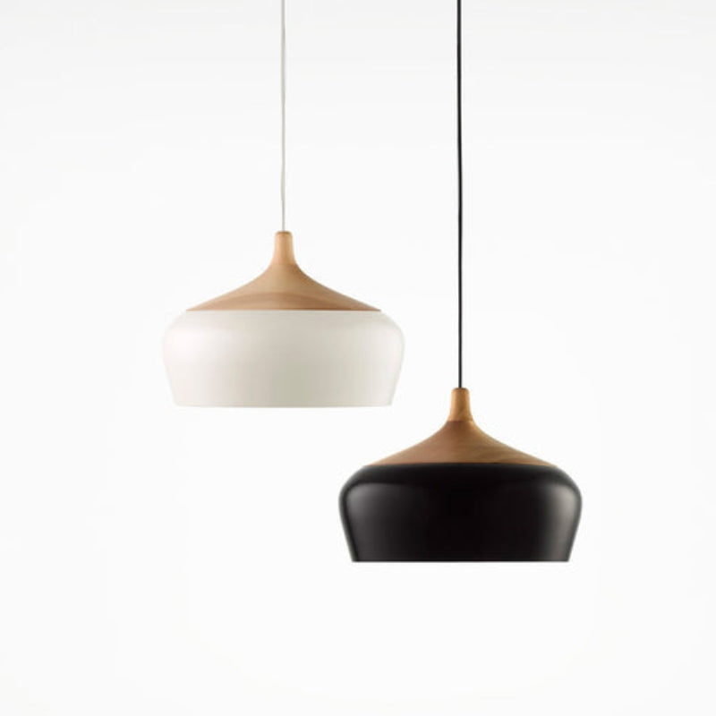 Minimalistische Pendelleuchte in Schalenform in Schwarz-Weiß