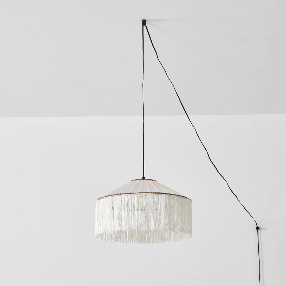 Beige Stecker-Pendelleuchte aus plissiertem Stoff mit Fransen