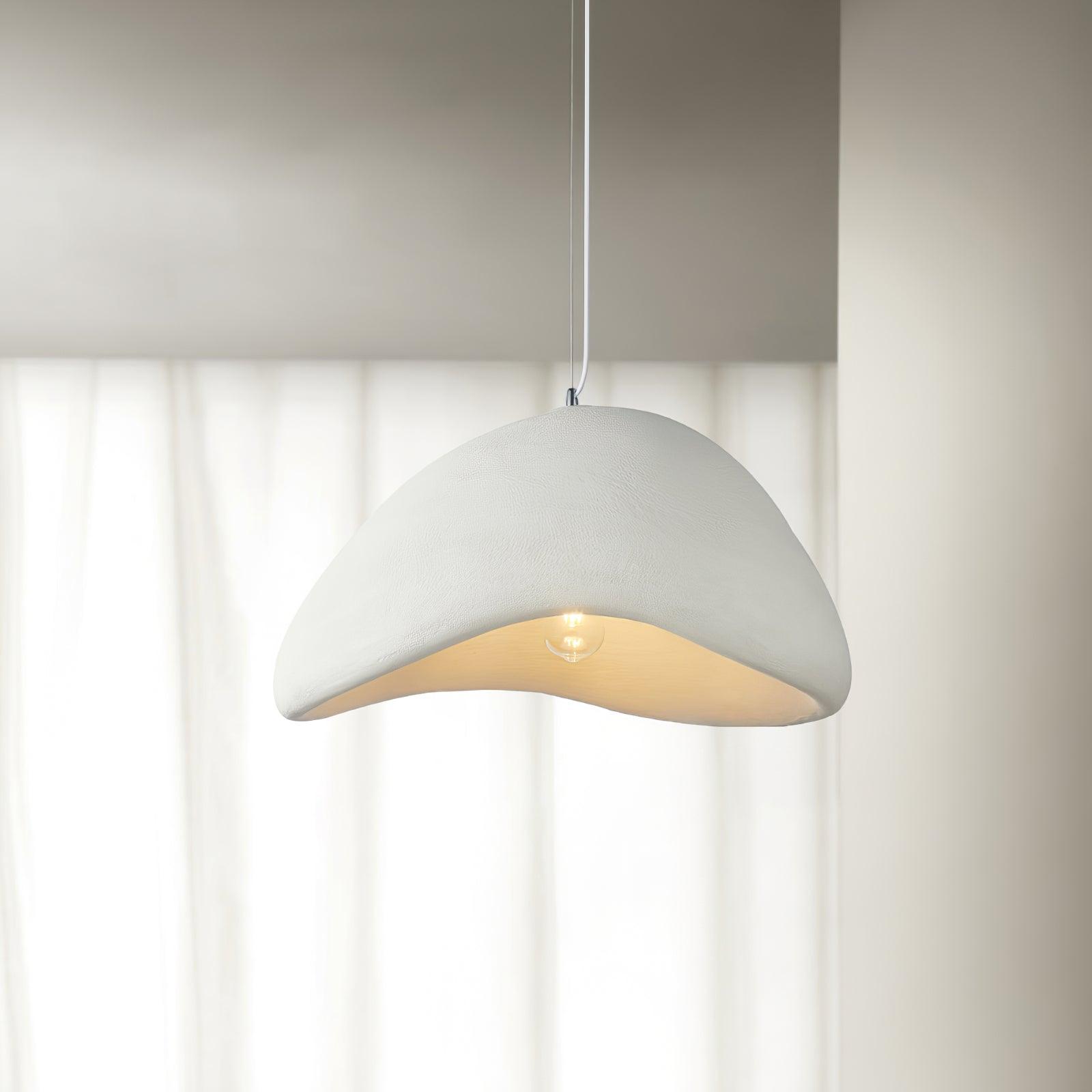 Gebogene Pendelleuchte aus Polystyrol mit Stecker