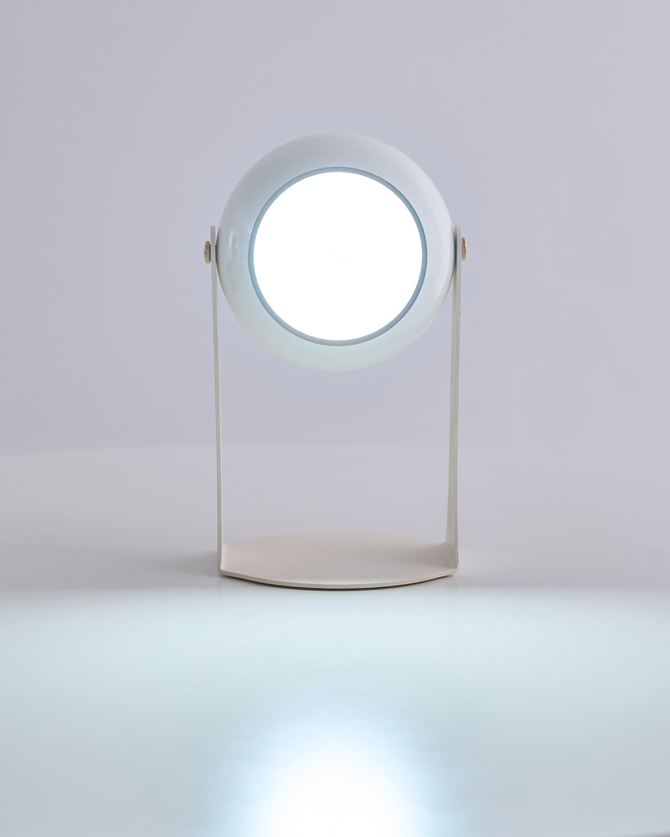 Glänzende schwarz-weiße Tischlampe – Helm-inspiriert
