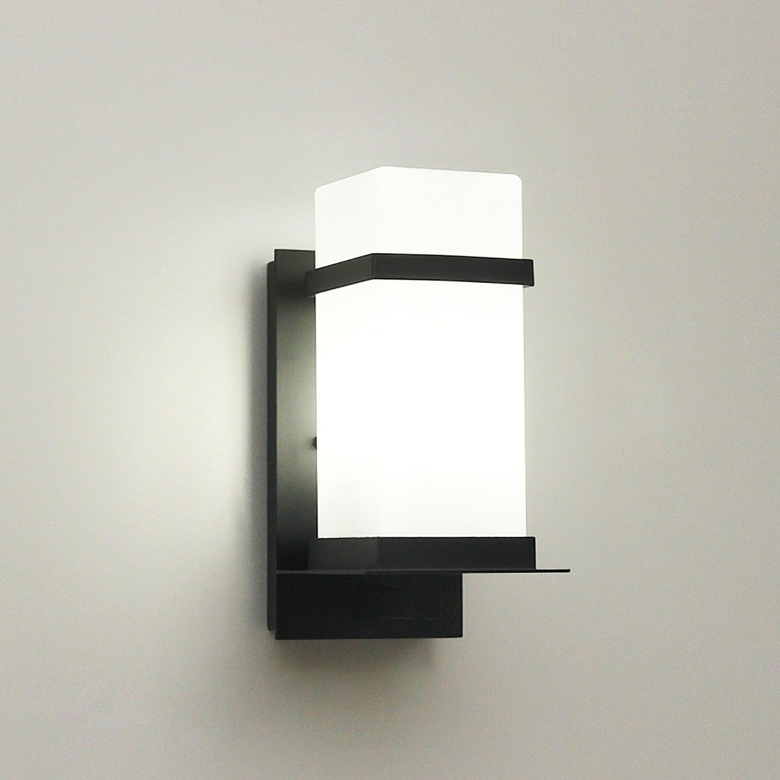 Außenwandleuchte - Moderne Metalllampe mit Glasschirm für den Garten