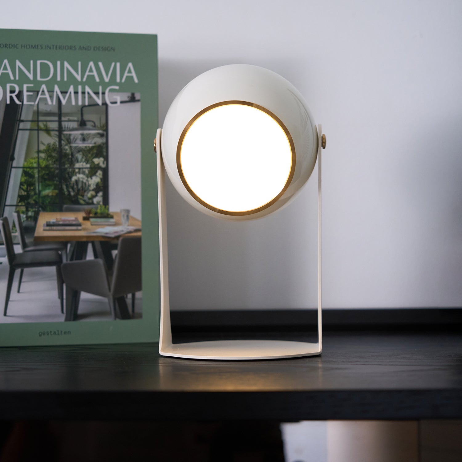 Glänzende schwarz-weiße Tischlampe – Helm-inspiriert