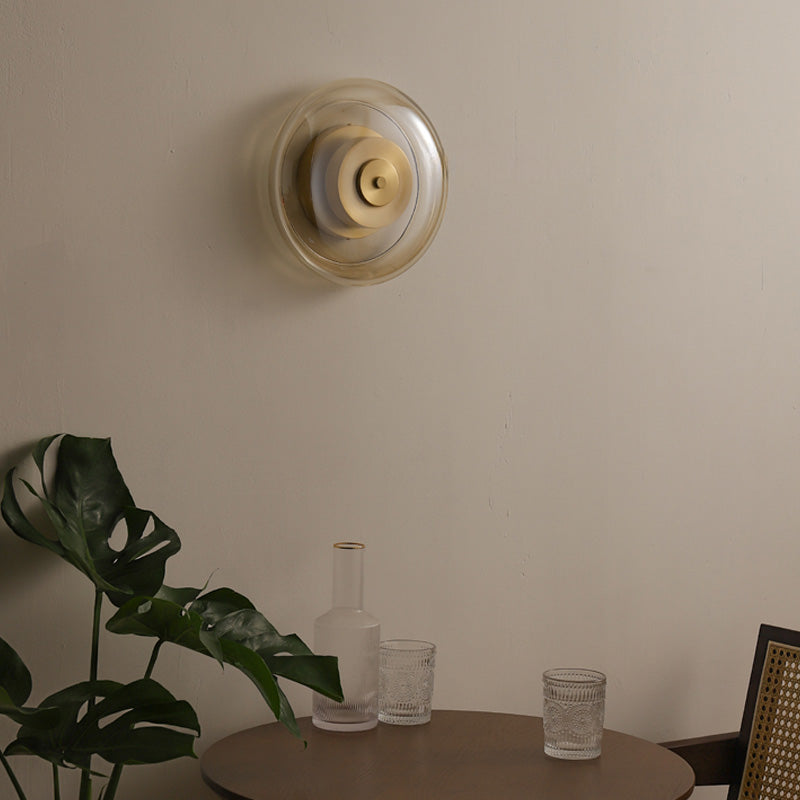 Postmoderne, opulente, scheibenförmige Wandleuchte mit raffiniertem, goldenem, handgefertigtem Messing für den Ausstellungsraum