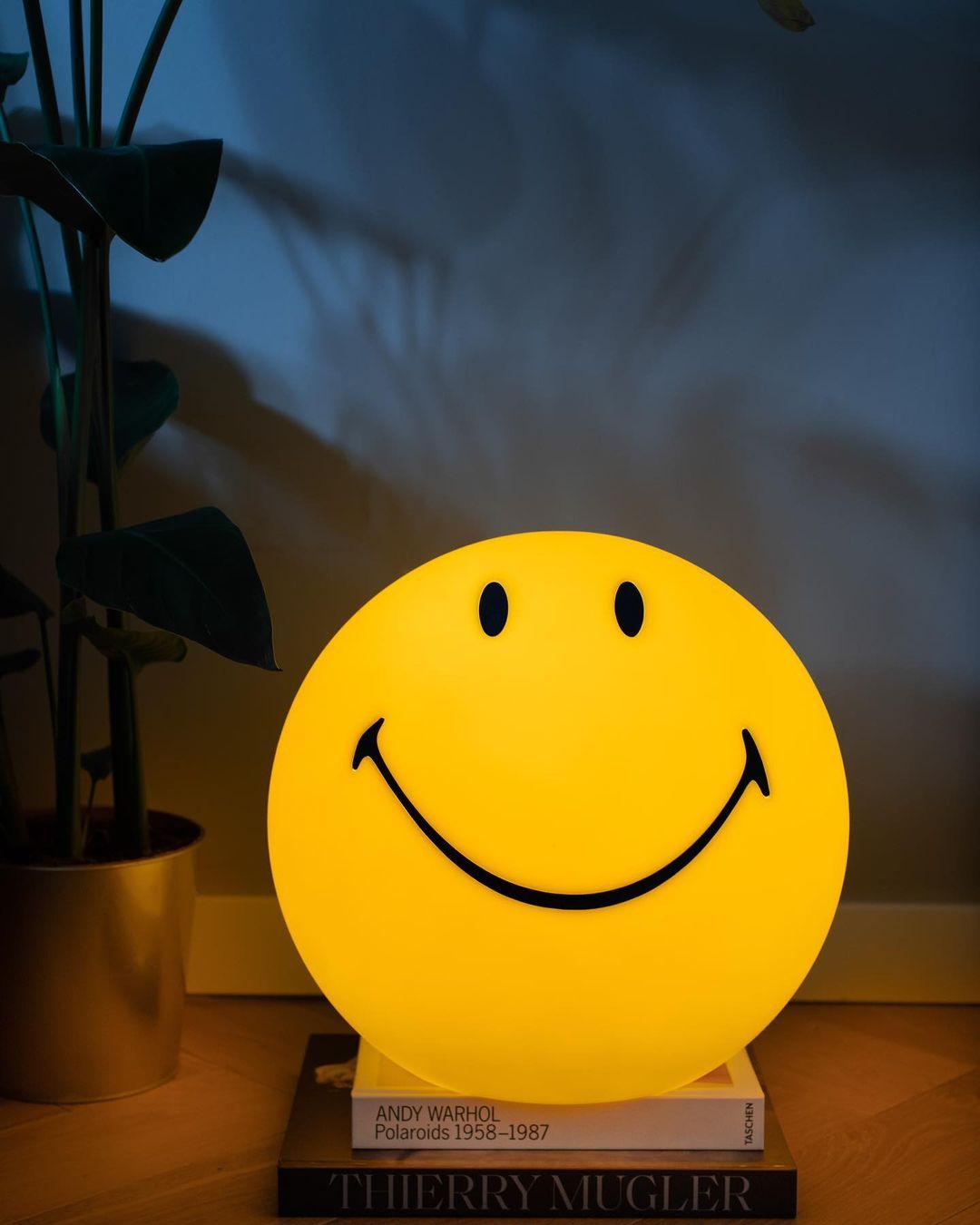 Smiling Wiederaufladbare Tischlampe - LED-Licht für Schlafzimmer &amp; Büro