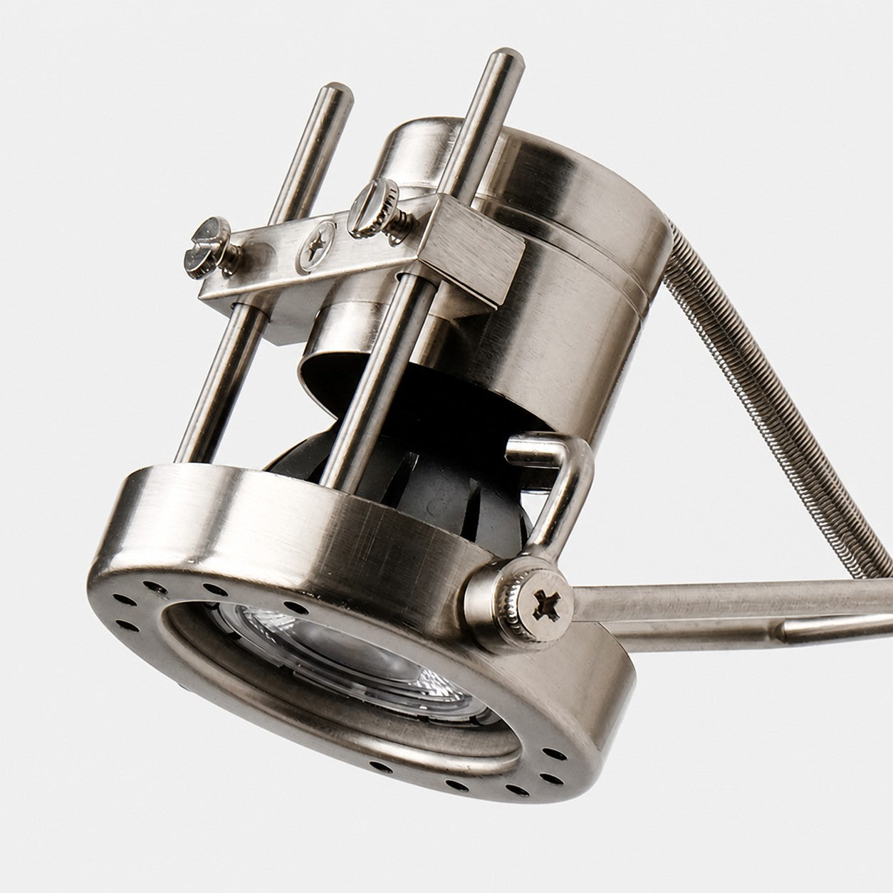 Verstellbarer Bauhaus-Spot aus gebürstetem Nickel