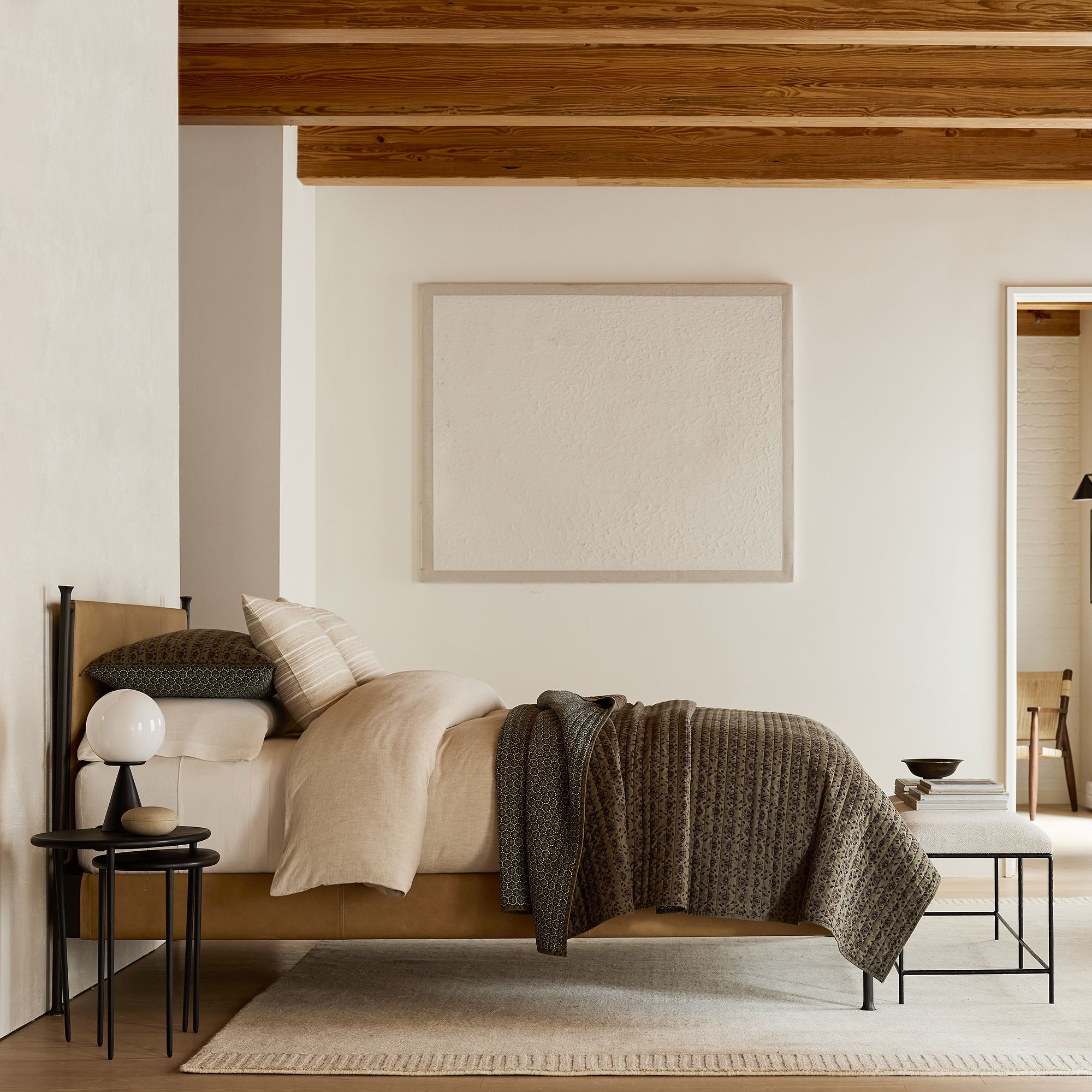 Moderne Tischlampe Ulvara – Glaskugel und konischer Sockel für leuchtendes Schlafzimmer