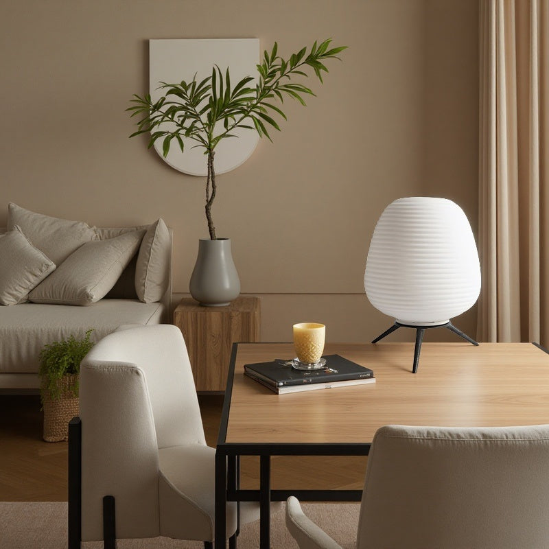 Minimalistische gerippte Tischleuchte aus Milchglas