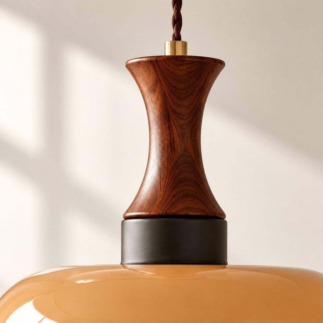 Skandinavische Pendelleuchte Velora im Landhausstil mit Stecker und Glasschirm