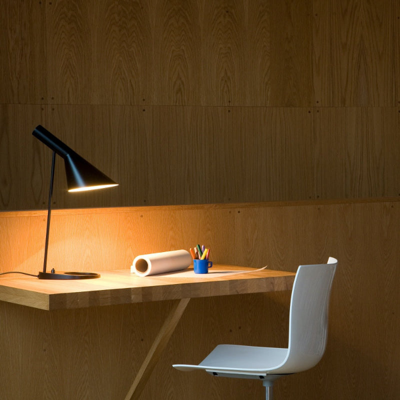 Verstellbare Tischlampe aus Metall im klassischen Design