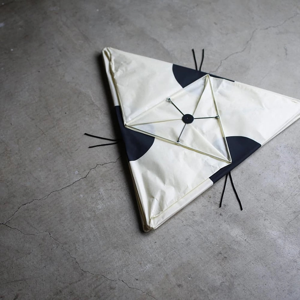 Origami Stehleuchte – Skulpturales Licht für Wohnzimmer &amp; Leseecke
