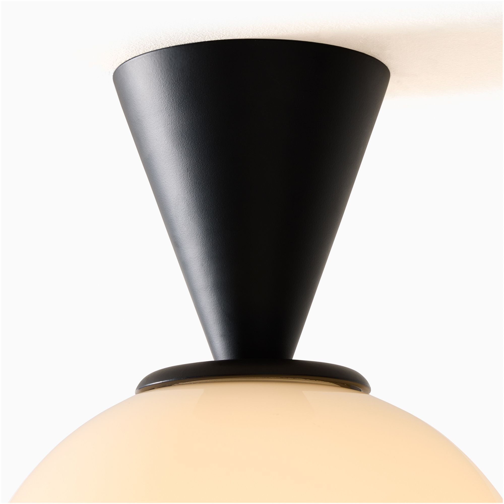 Moderne Deckenleuchte Ulvara – schwebende Kugel und konisches Baldachin-Design