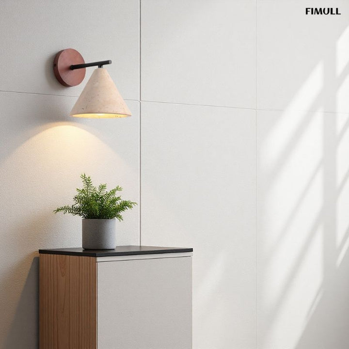 Minimalistische Wandleuchte aus Travertin im konischen Design