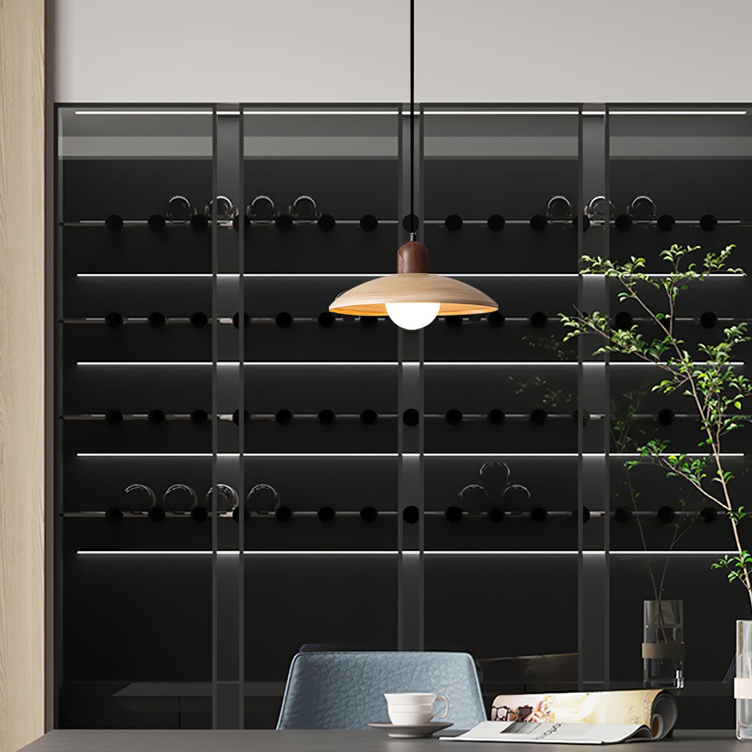 Stecker-Pendelleuchte aus Metall und Glas in Holzoptik