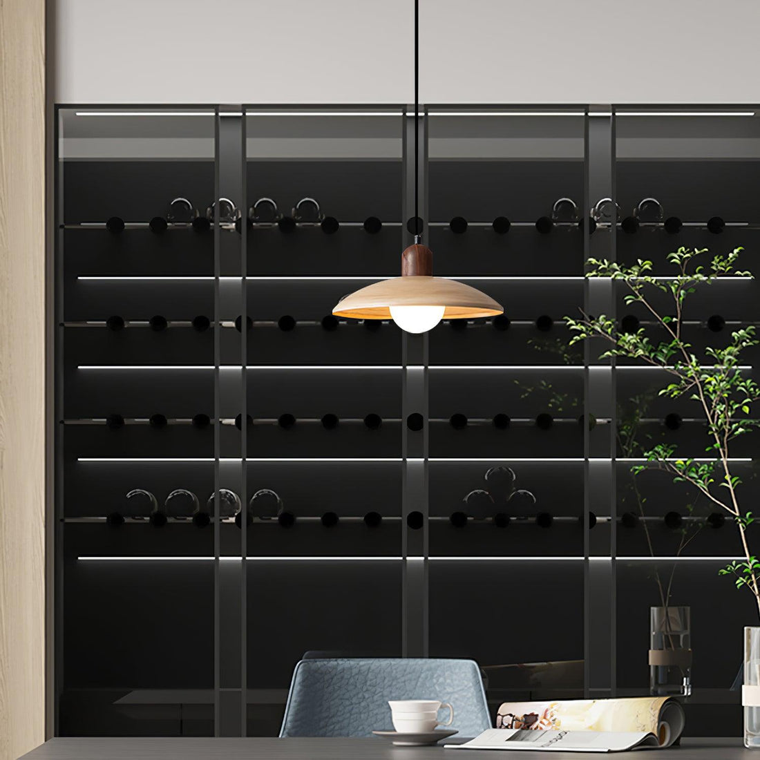 Stecker-Pendelleuchte aus Metall und Glas in Holzoptik