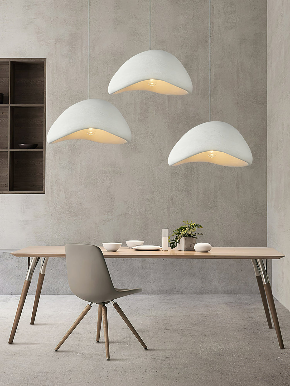 Gebogene Pendelleuchte aus Polystyrol mit Stecker