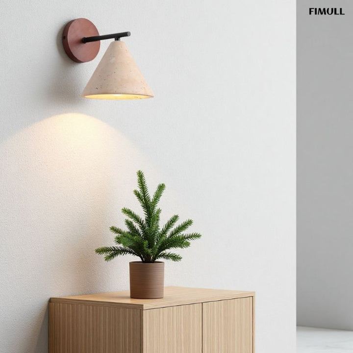 Minimalistische Wandleuchte aus Travertin im konischen Design