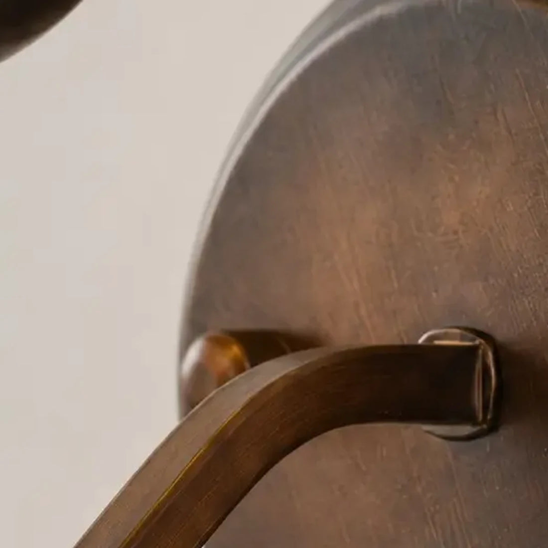 Wandleuchte aus Antikbronze mit Stoffschirm