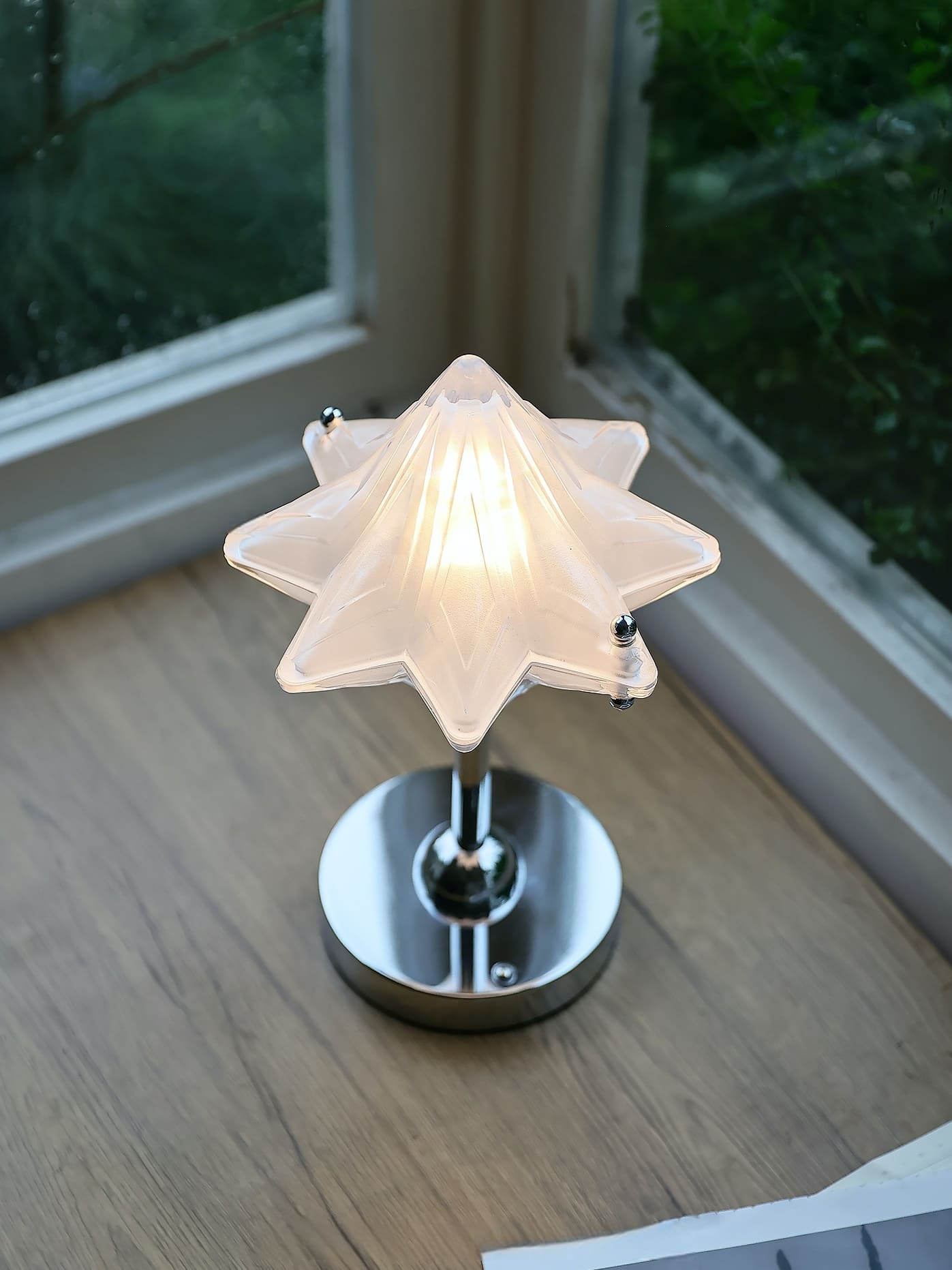 Art Deco Star Table Lamp - Frosted Glass Light for Modern Bedrooms - Astris Lyra