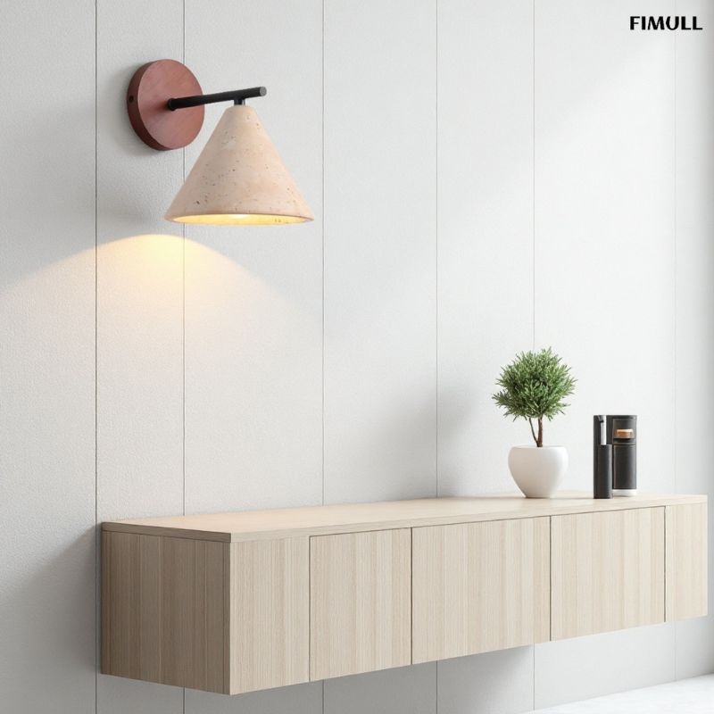Minimalistische Wandleuchte aus Travertin im konischen Design