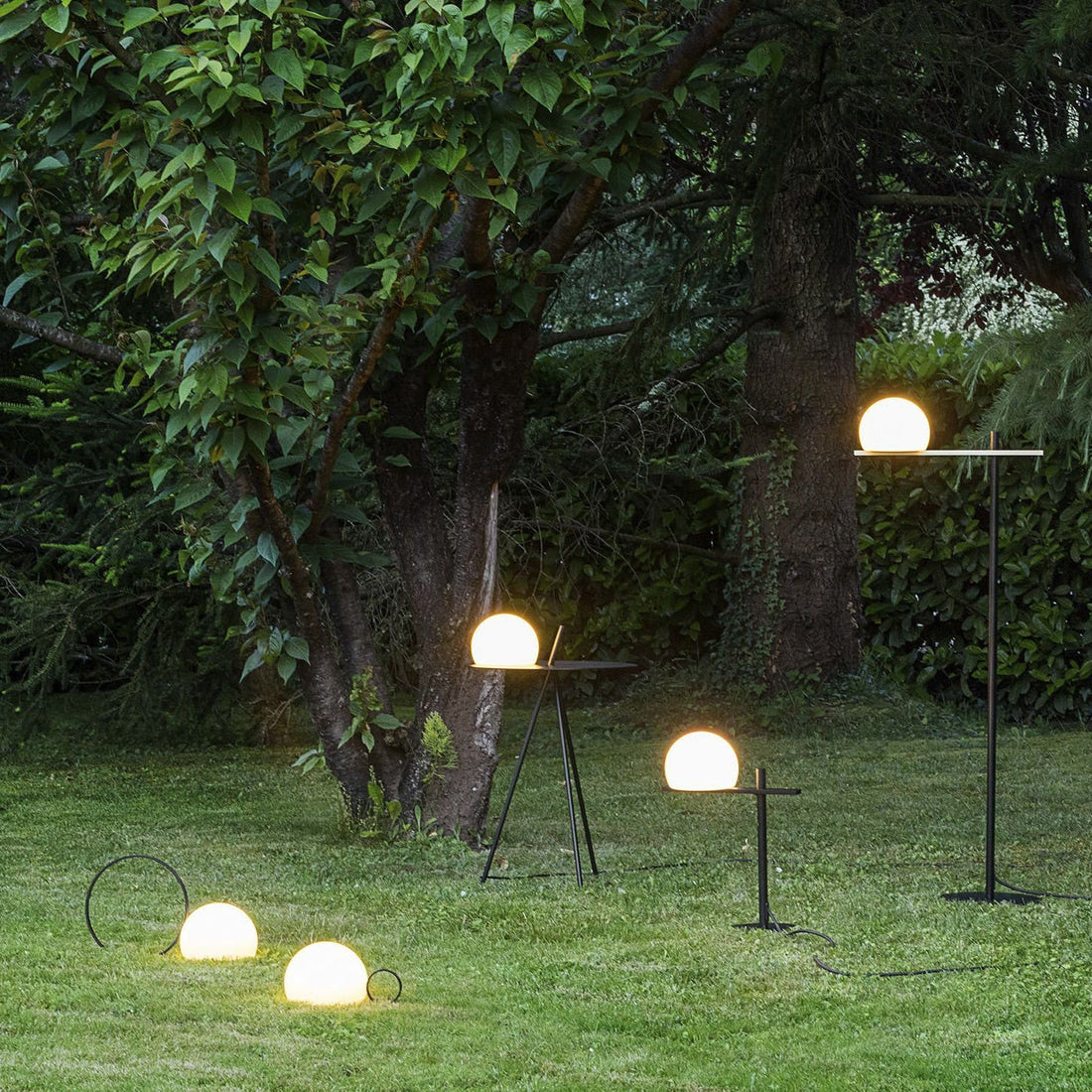 Stativ-Außenlampe – Solar-Ambientelicht und Beistelltisch für die Terrasse