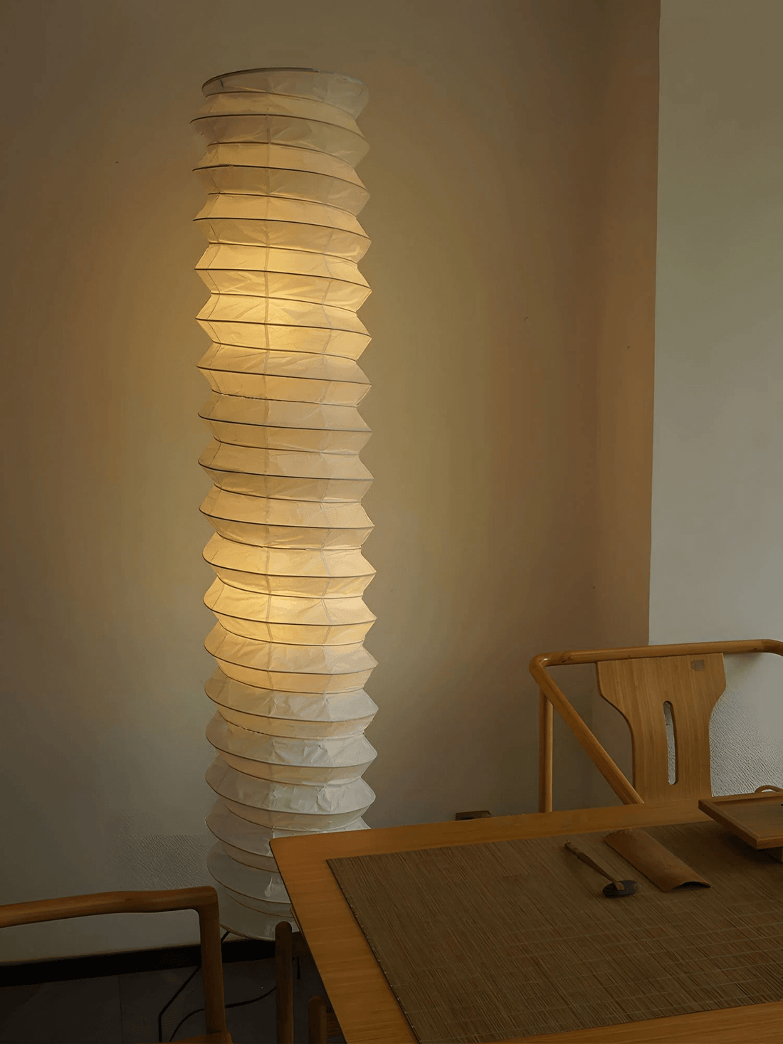 Stehlampe aus Washi-Papier – Japanische runde Leuchte für das Wohnzimmer