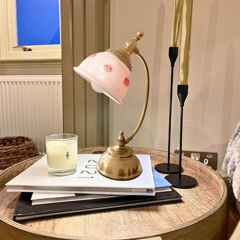 Französische cremerosa anmutige Tischlampe mit königlichem poliertem Messing für die Lounge
