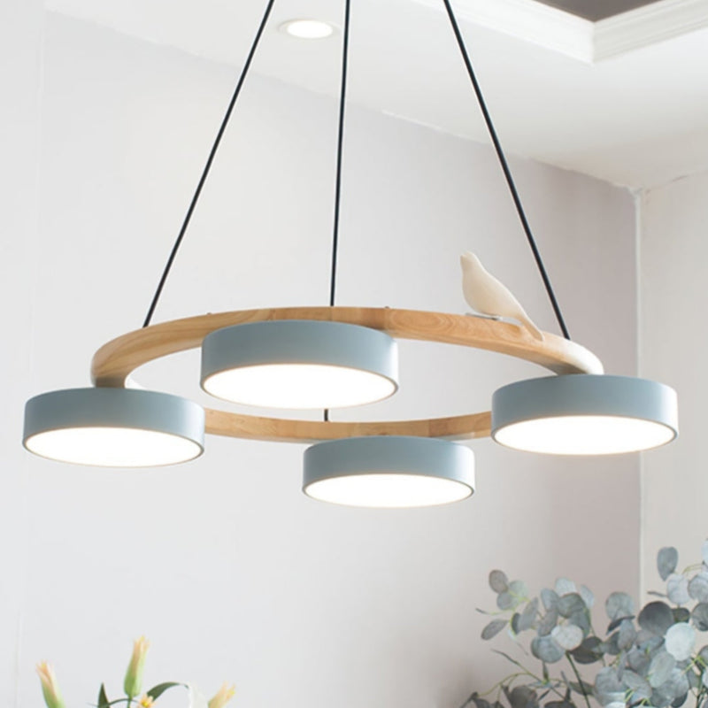 Kreativer bunter Kronleuchter aus Holz mit Vogelmotiv