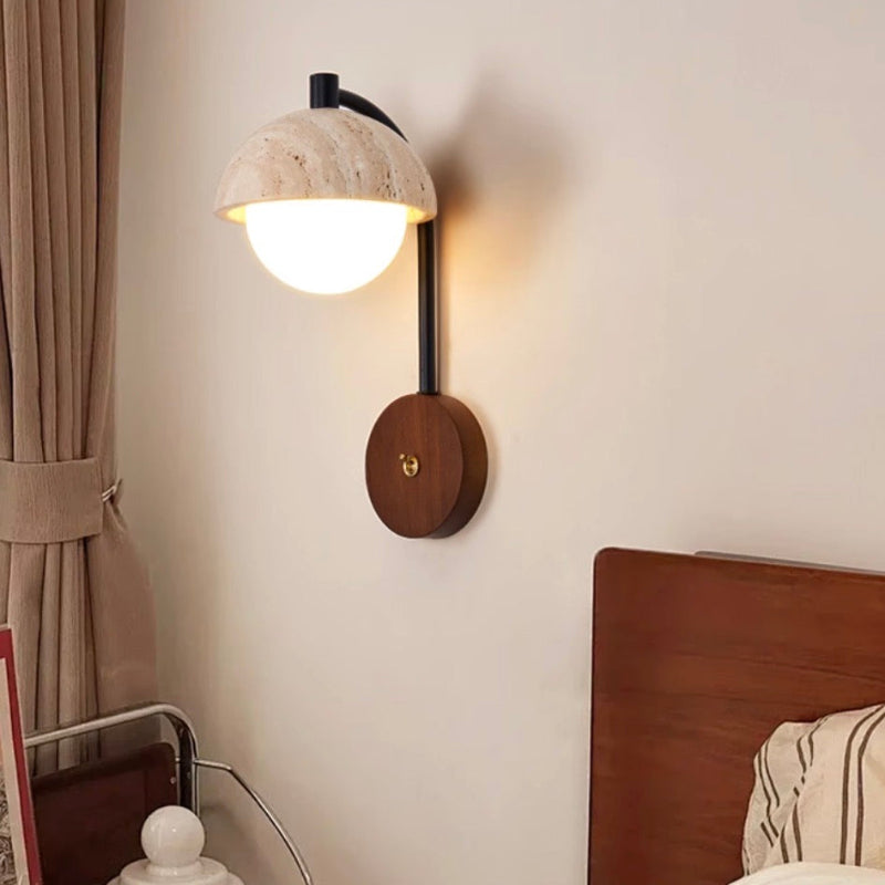 Minimalistische Halbkuppel-Wandleuchte aus Travertinstein