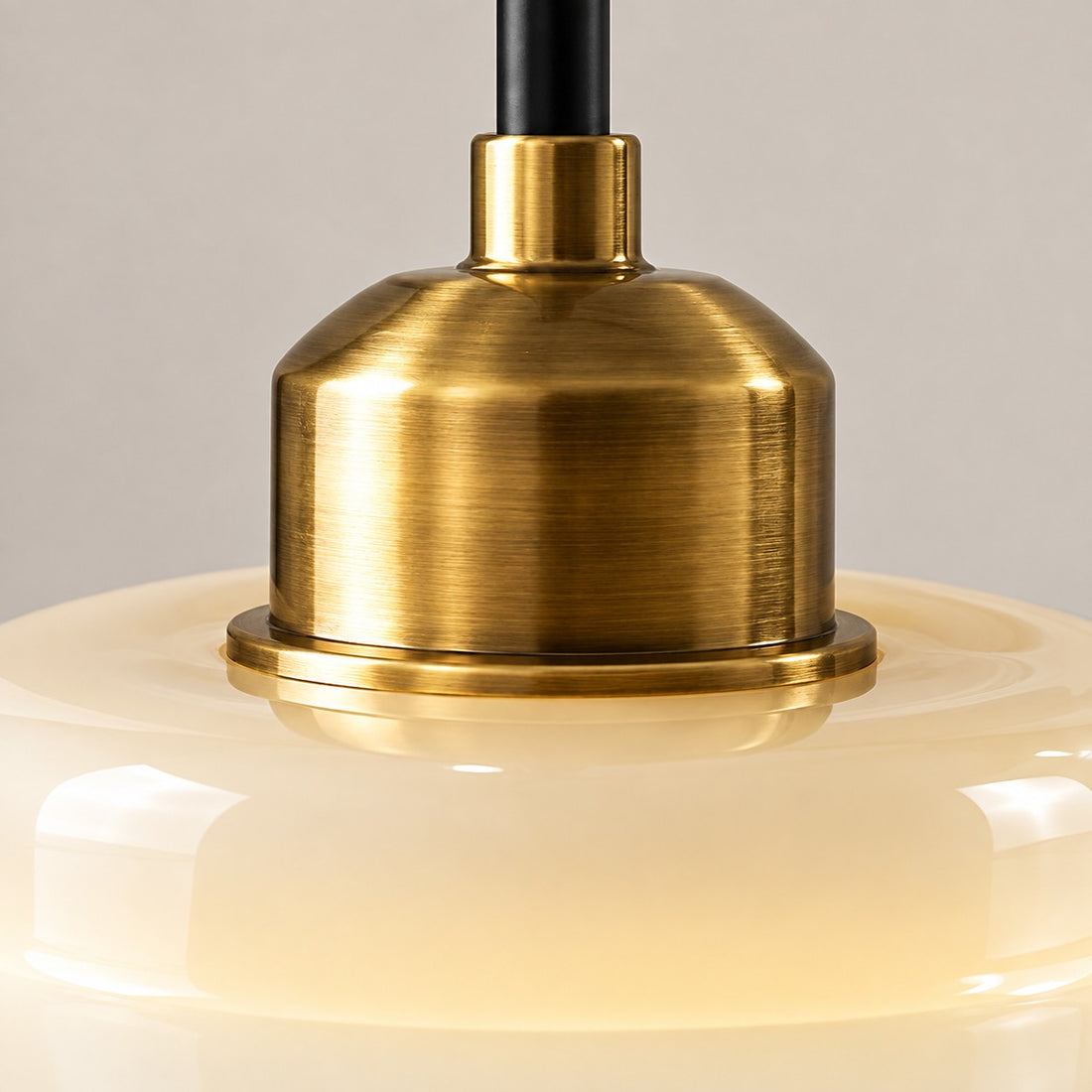 Vintage-Pendelleuchte aus milchweißem Glas mit Stecker