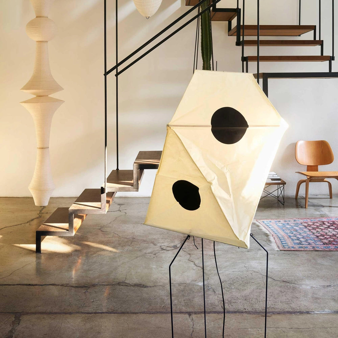 Origami Stehleuchte – Skulpturales Licht für Wohnzimmer &amp; Leseecke