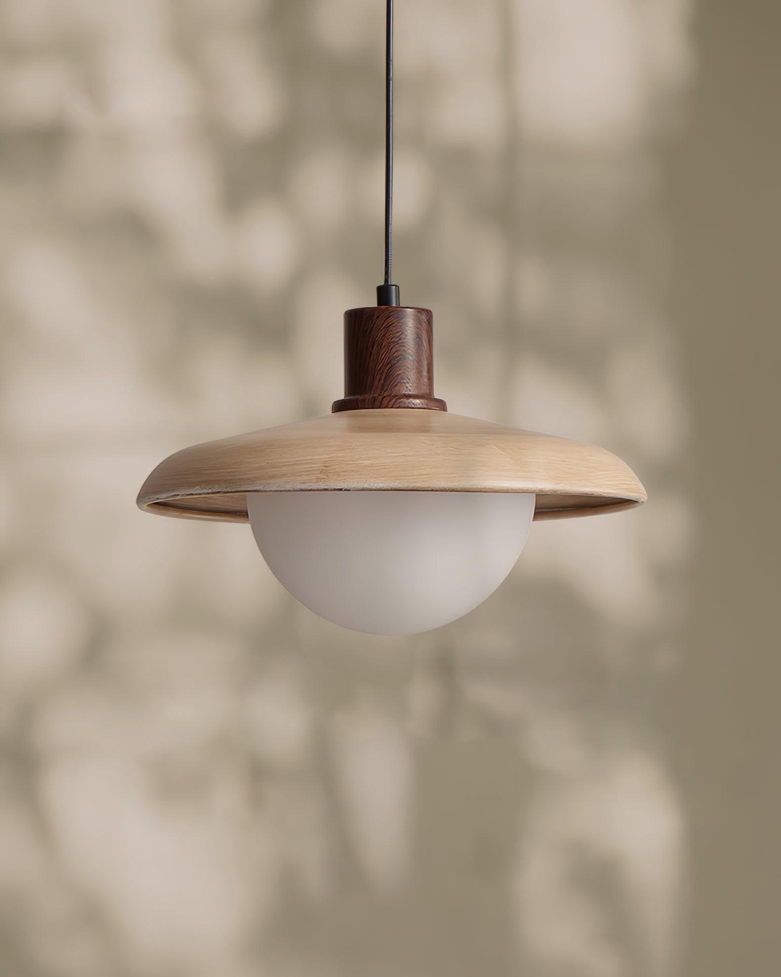 Stecker-Pendelleuchte aus Metall und Glas in Holzoptik