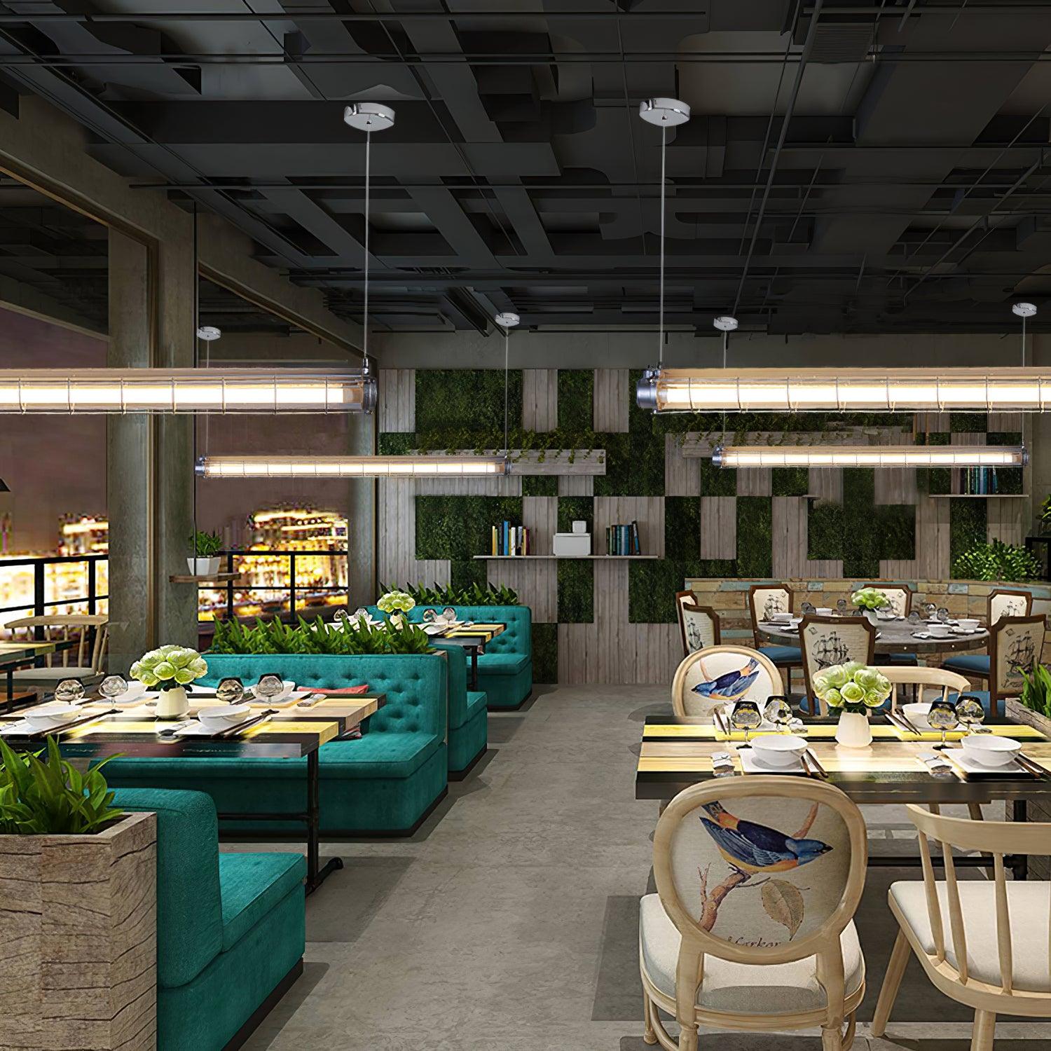 Kronleuchter aus Glas mit linearem Charakter, handgefertigt, klares Gusseisen, Metall, glatt, funkelnd