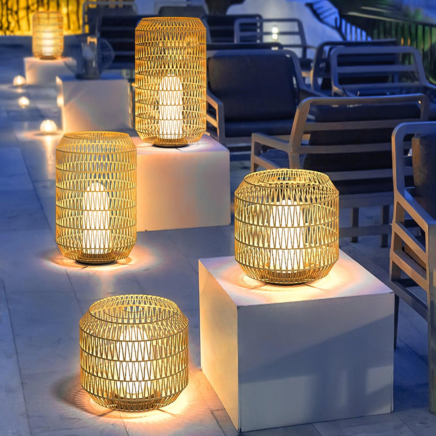 Außenlampe aus geflochtenem Rattan – traditionelles Handwerkslicht für Ecken
