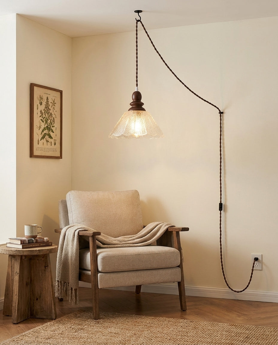 Plug-in-Hängeleuchte aus Naturholz und Glas