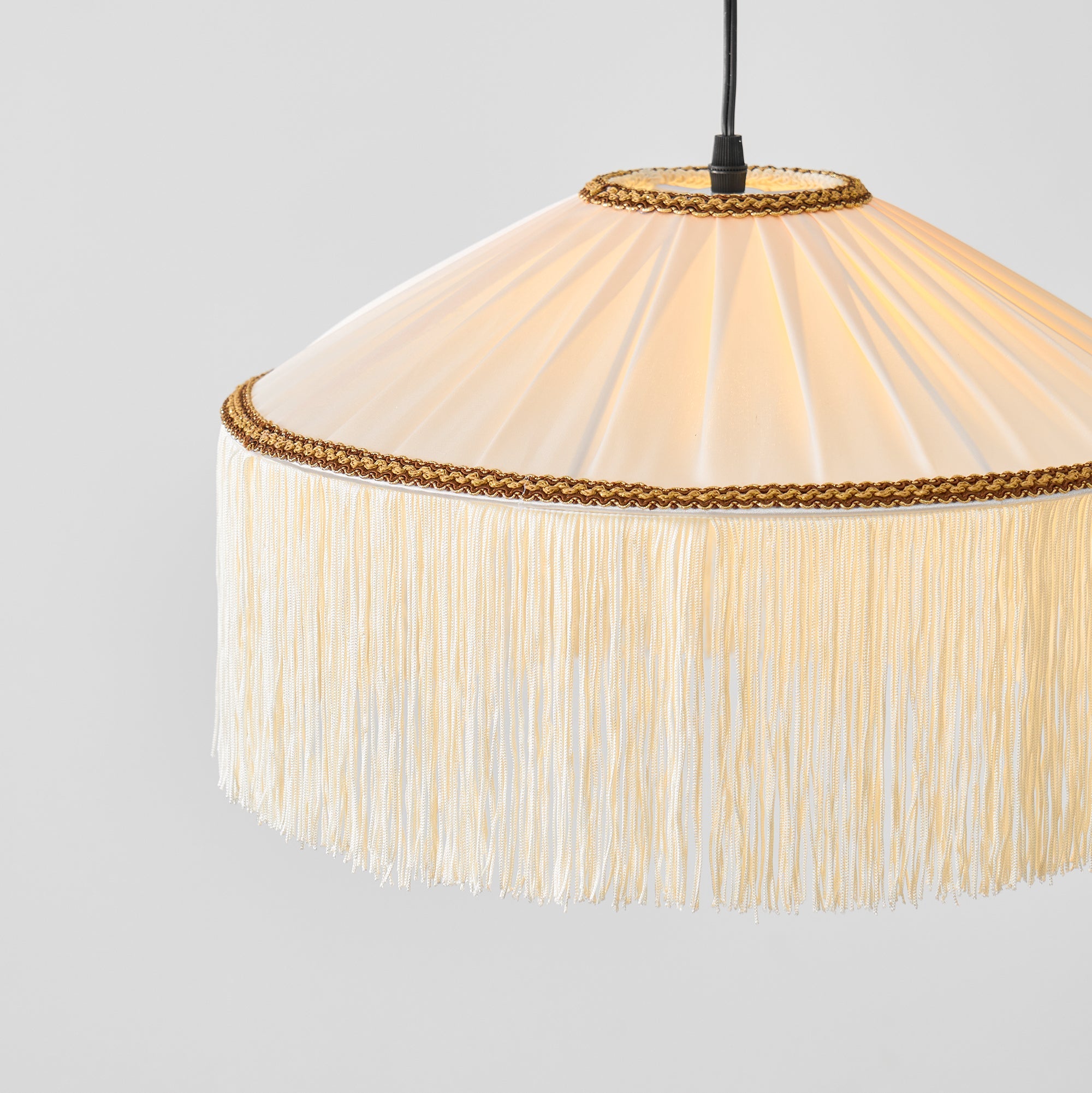 Beige Stecker-Pendelleuchte aus plissiertem Stoff mit Fransen