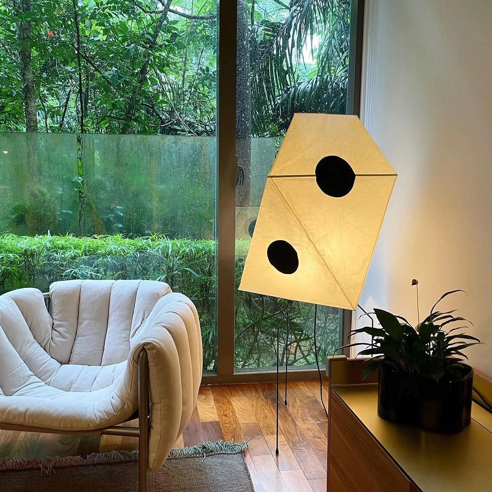 Origami Stehleuchte – Skulpturales Licht für Wohnzimmer &amp; Leseecke