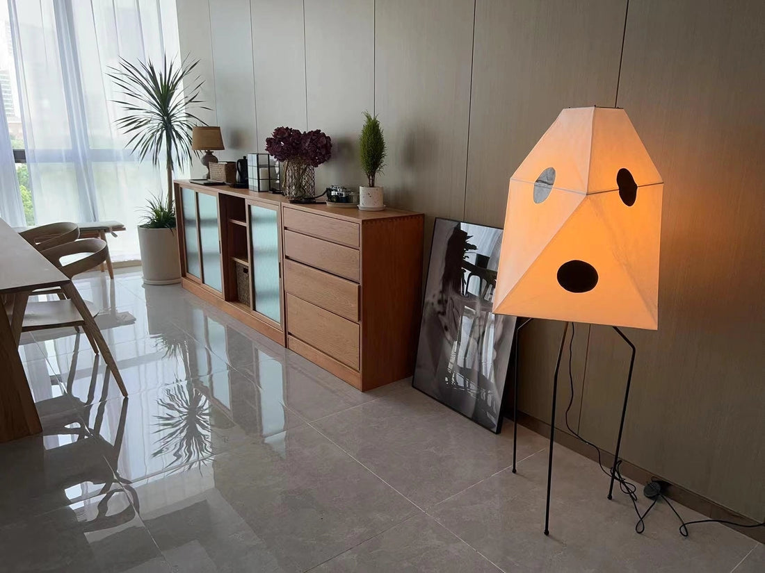 Origami Stehleuchte – Skulpturales Licht für Wohnzimmer &amp; Leseecke