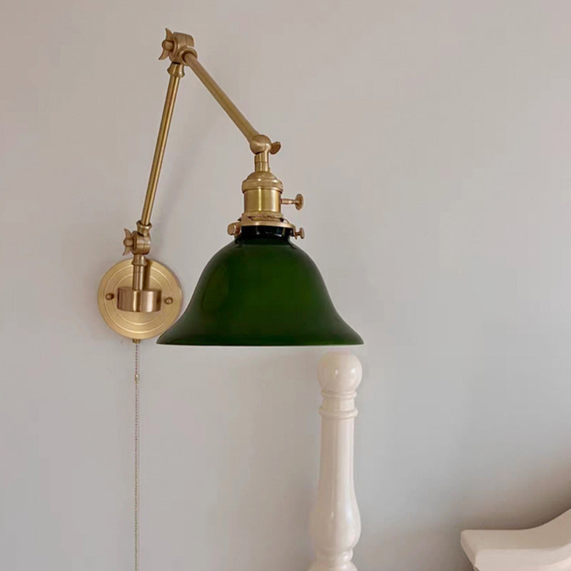 Nordische Retro-Wandleuchte mit langem Mast und glänzendem Messing für den Galerieraum