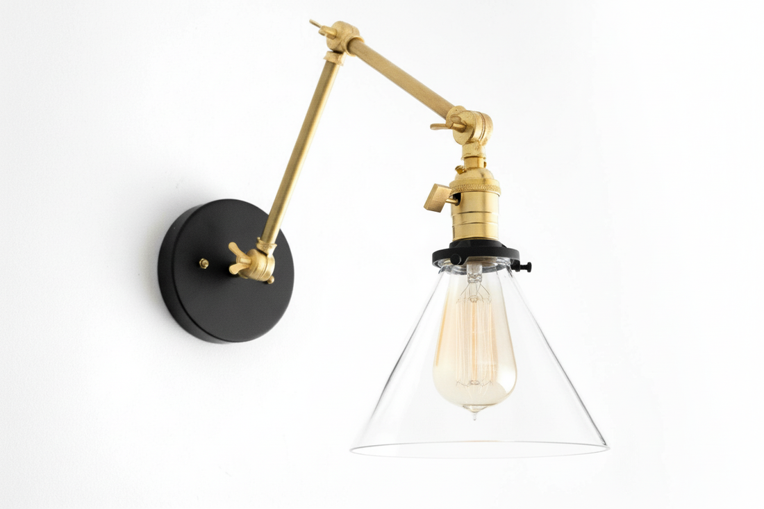 Conique Industrielle Wandleuchte aus Metall mit verstellbarem Arm – Kegelschirm aus Vintage-Glas