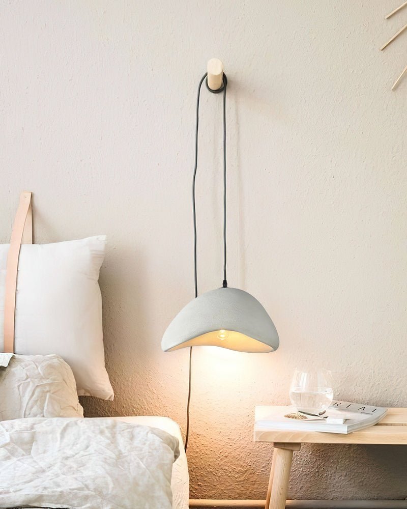 Gebogene Pendelleuchte aus Polystyrol mit Stecker