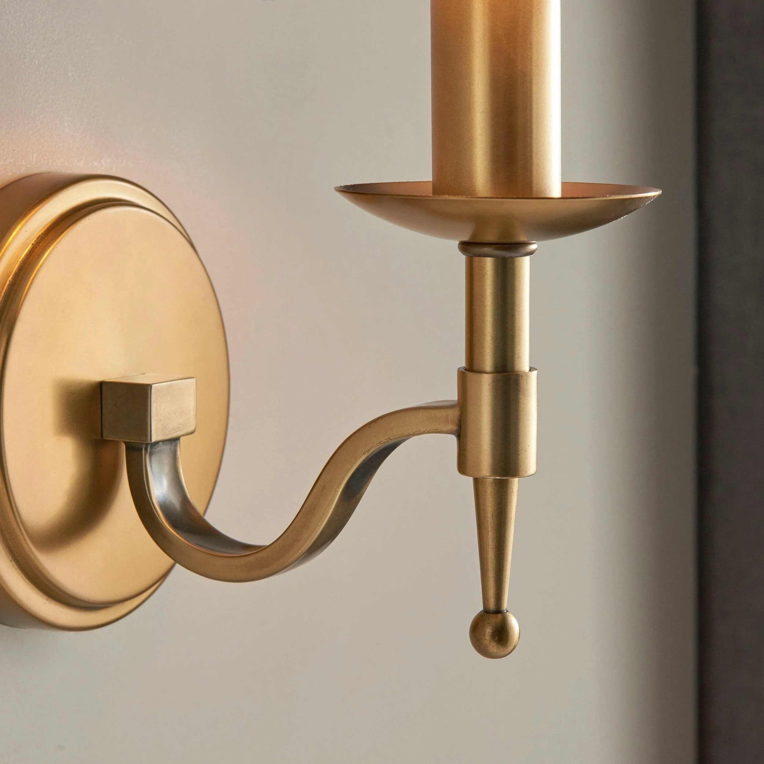 Tela Traditional Brass Wall Light - Classic Curved-Arm Sconce for Living Room & Hallway