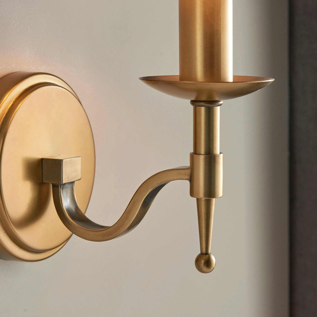 Tela Traditional Brass Wall Light - Classic Curved-Arm Sconce for Living Room & Hallway