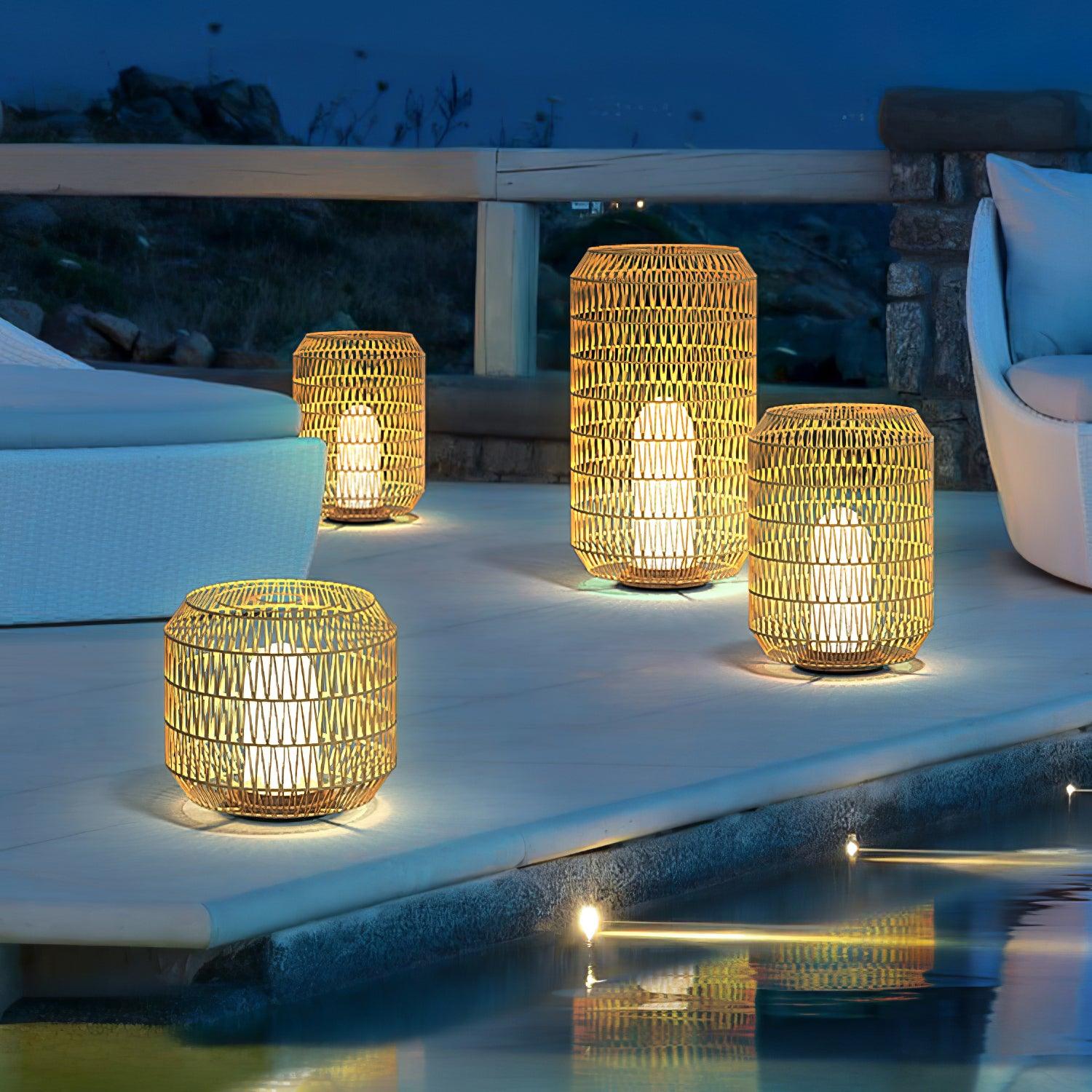 Außenlampe aus geflochtenem Rattan – traditionelles Handwerkslicht für Ecken