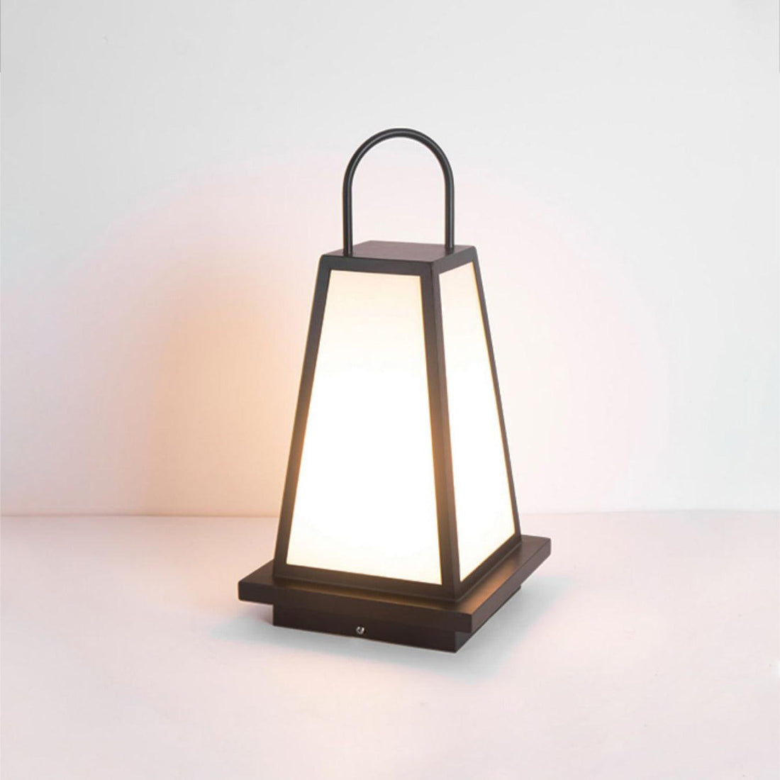 Tragbare Außenlampe – Gartenfertig – Dezente Anmut