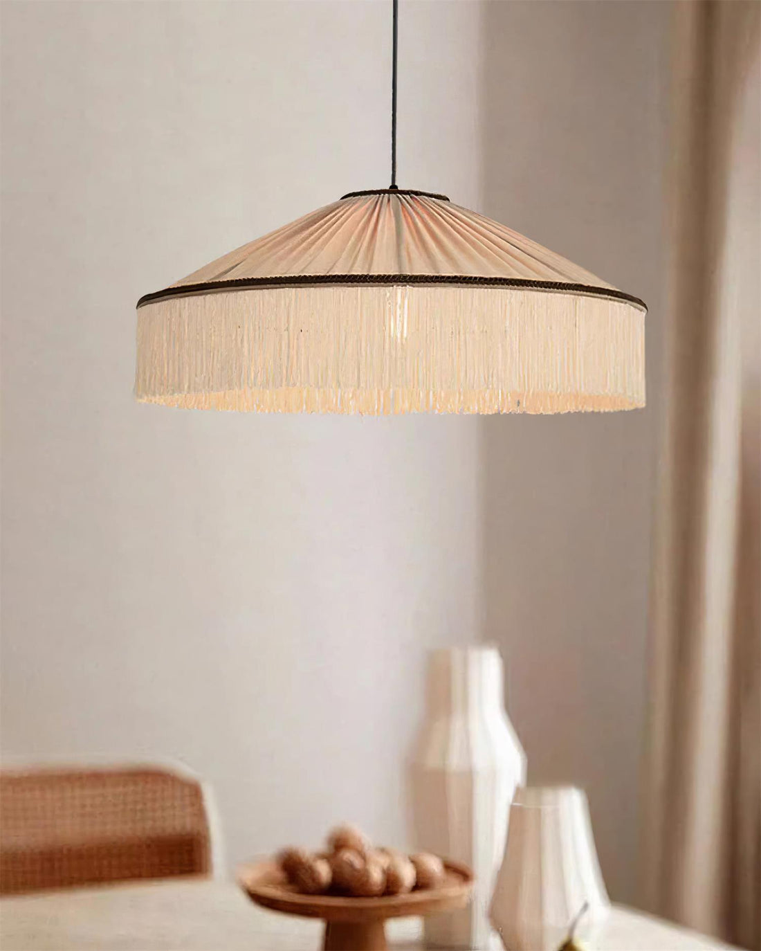 Beige Stecker-Pendelleuchte aus plissiertem Stoff mit Fransen