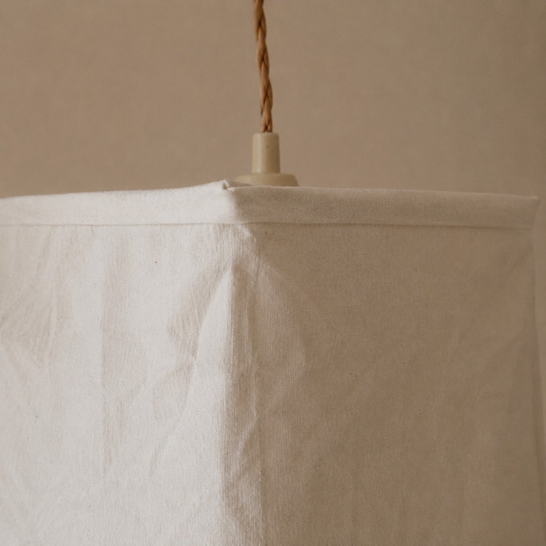 Close view of the cord and upper shade seam