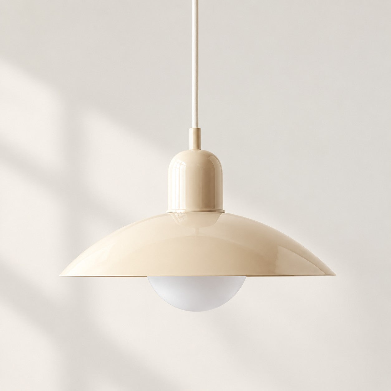 Pendelleuchte im Stil der Mid-Century-Bauhaus-Bewegung für das Esszimmer mit Stecker