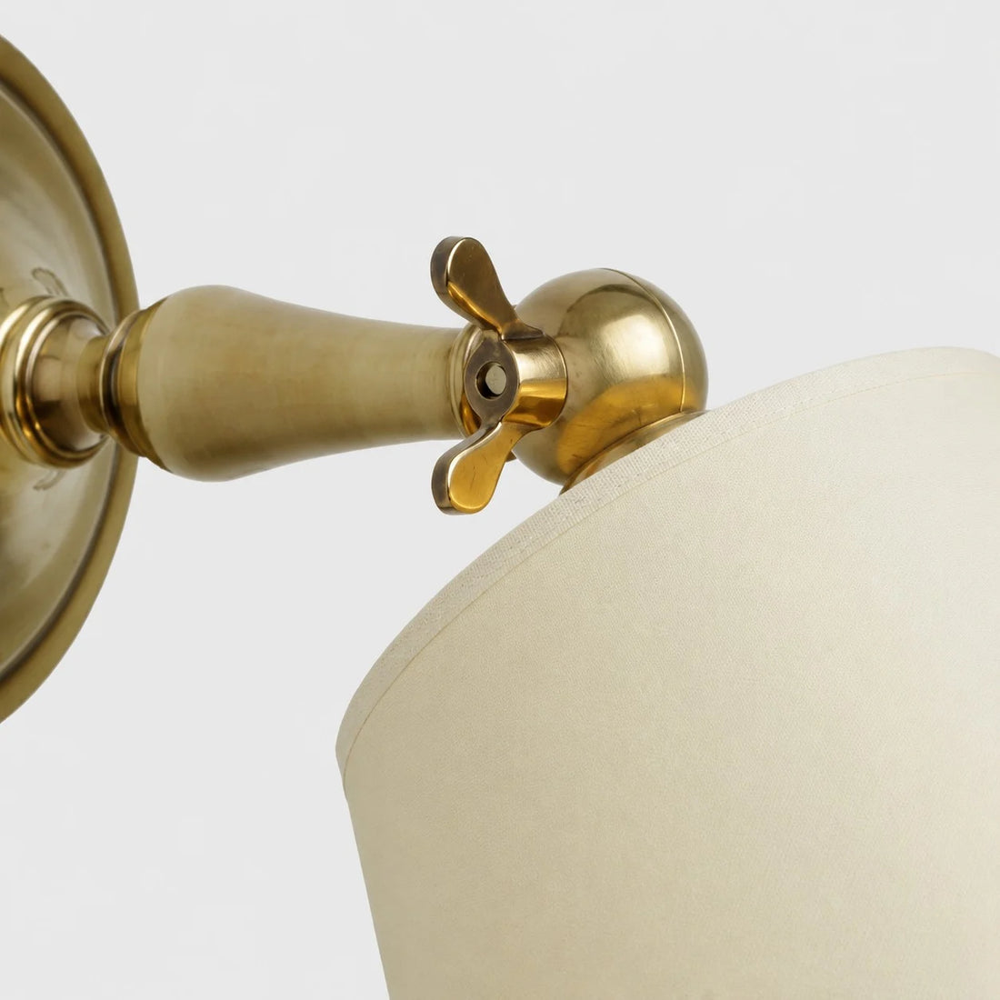 Vintage-Wandleuchte aus Messing mit Stoffschirm