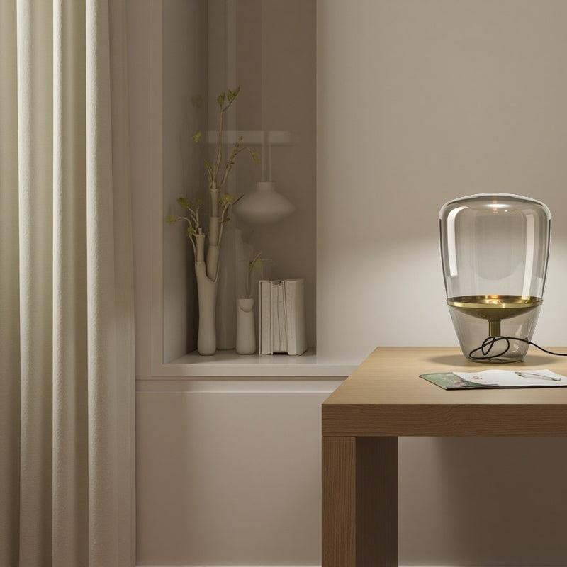 Minimalistische Tischlampe aus mundgeblasenem Ballonglas